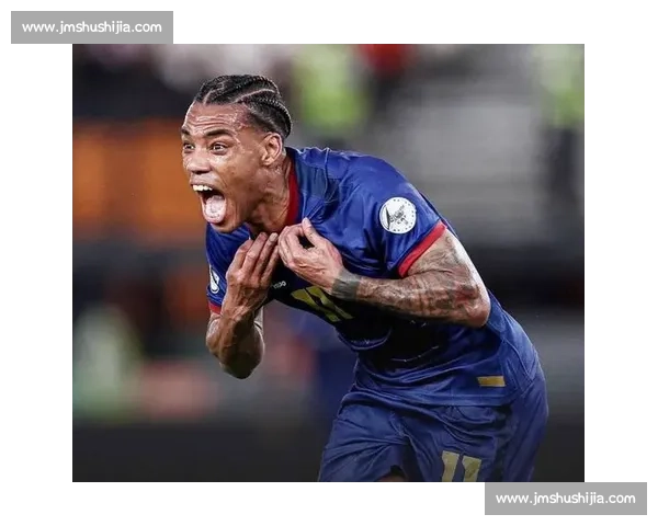 奥纳纳布基纳法索获总统接见 赠欧联杯签名球衣表敬意